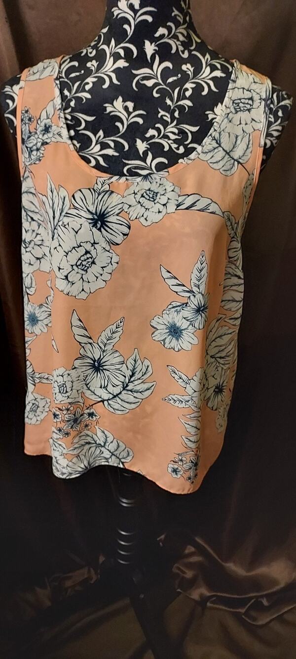 Attention Sleeveless Scoop Neck Floral Blouse Size Large with Split in the Back